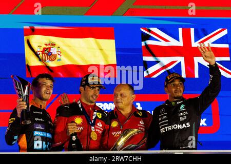 Marina Bay Street Circuit, Singapur. September 2023. 2023 Formula 1 Singapore Airlines Singapore Grand Prix; Race Day; das Podium nach dem Rennen bei der Singapore Formula 1, Carlos Sainz Jr, Lando Norris, Lewis Hamilton Credit: Action Plus Sports/Alamy Live News Stockfoto