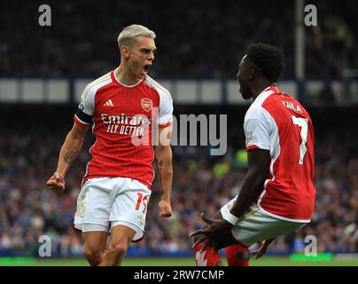 Arsenals Leandro Trossard (links) feiert mit seinem Teamkollegen Bukayo Saka das erste Tor ihrer Mannschaft während des Spiels in der Premier League im Goodison Park, Liverpool. Bilddatum: Sonntag, 17. September 2023. Stockfoto