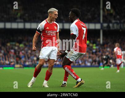 Arsenals Leandro Trossard (links) feiert mit seinem Teamkollegen Bukayo Saka das erste Tor ihrer Mannschaft während des Spiels in der Premier League im Goodison Park, Liverpool. Bilddatum: Sonntag, 17. September 2023. Stockfoto