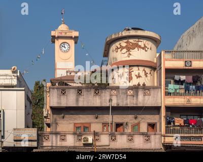 01 19 2023 Vintage Clock Tower im Art Deco Old House in der Nähe von Katargam Surat City Gujarat Indien Asien. Stockfoto