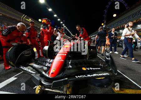 Singapur, Singapur. September 2023. SAINZ Carlos (Spa), Scuderia Ferrari SF-23, Portrait während des Formel 1 Singapore Airlines Grand Prix 2023, 15. Runde der Formel 1-Weltmeisterschaft 2023 vom 15. Bis 17. September 2023 auf dem Marina Bay Street Circuit in Singapur - Foto DPPI Credit: DPPI Media/Alamy Live News Stockfoto