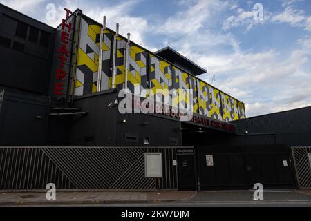 Russell Brand Fans vor dem Troubadour Theatre in Wembley Park, West London, England, Großbritannien Stockfoto