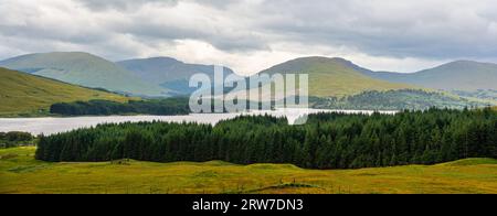 Großartiges Panorama der bergigen und grünen Landschaft mit Seen im Glencoe Valley, Schottland. Stockfoto