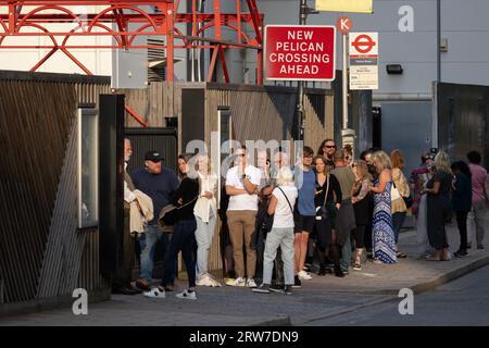 Russell Brand Fans vor dem Troubadour Theatre in Wembley Park, West London, England, Großbritannien Stockfoto