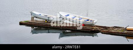 Zwei Boote in Port Glasgow am James Watt Dock Stockfoto