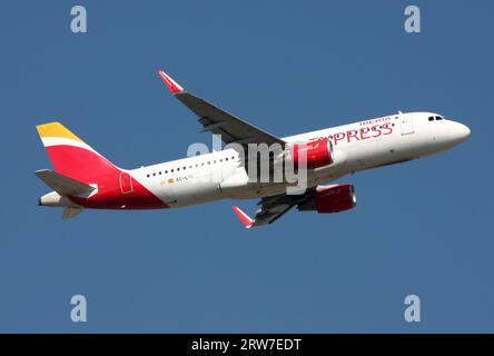 Ein Airbus A320 von Iberia Express fährt vom Flughafen London Gatwick ab Stockfoto