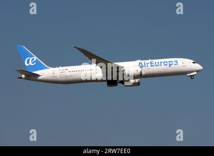 Eine Boeing 787-9 Dreamliner von Air Europa, die vom Flughafen London Gatwick abfährt Stockfoto