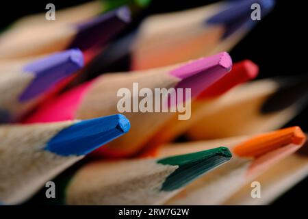 Set aus farbigen Bleistiften mit schwarzem Hintergrund Stockfoto