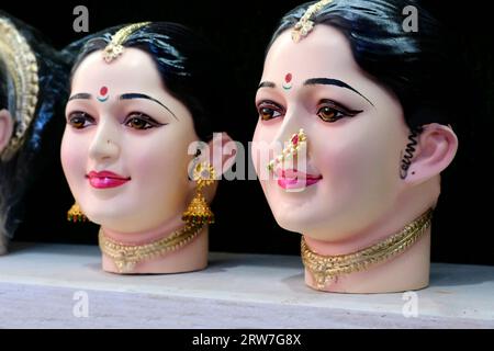 14. September 2023, Pune, Maharashtra, Indien, Gesichter der Göttin Gauri Mutter von ganesha zum Verkauf und verehrt während des Ganesh Ganpati Festivals in Pune. Stockfoto