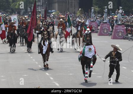 Mexiko-Stadt, Mexiko. September 2023. 16. September 2023, Mexiko-Stadt, Mexiko: Mexikanische Armee, Marine und Nationalgarde nehmen an der Militärparade Teil, um den 213. Jahrestag des mexikanischen Unabhängigkeitstages zu feiern. Am 16. September 2023 in Mexiko-Stadt. (Foto: Ismael Rosas/Eyepix Group/SIPA USA) Credit: SIPA USA/Alamy Live News Stockfoto