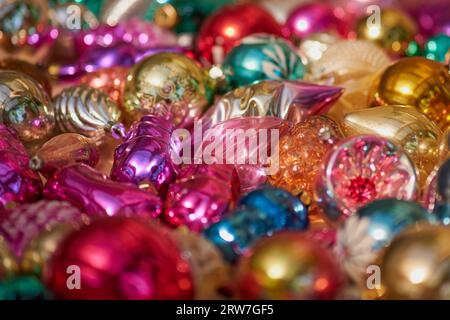 Bunte weihnachtsballen-Ornamente UdSSR als Hintergrund, Nahaufnahme Stockfoto