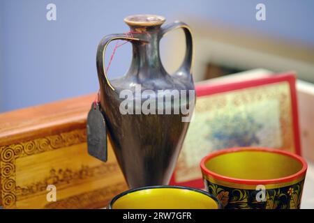 Antike UdSSR-Tonkrug und zwei Tassen auf dem Tisch. Selektiver Fokus. Stockfoto