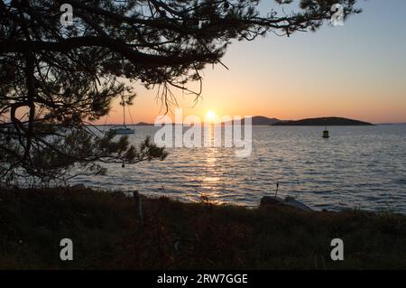 Wunderschöner Sonnenuntergang über der Adria mit Blick auf die Insel Pasman in Vrgada, Kroatien Stockfoto