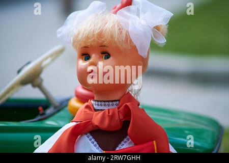 Vintage-Puppe in der Schulpionier-Uniform der UdSSR Stockfoto