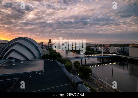 Sonnenaufgang über der Clyde Waterfront im Zentrum von Glasgow, Schottland Stockfoto