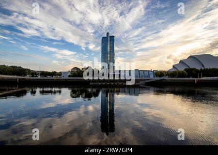 Sonnenaufgang über der Clyde Waterfront im Zentrum von Glasgow, Schottland Stockfoto