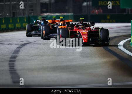 Singapur, Singapur. September 2023. 55 SAINZ Carlos (Spa), Scuderia Ferrari SF-23, 04 NORRIS Lando (gbr), McLaren F1 Team MCL60, 63 RUSSELL George (gbr), Mercedes AMG F1 Team W14, Action während des Formel 1 Singapur Grand Prix 2023, 15. Runde der Formel-1-Weltmeisterschaft 2023 vom 15. Bis 17. September, 2023 auf dem Marina Bay Street Circuit in Singapur - Foto Florent Gooden/DPPI Credit: DPPI Media/Alamy Live News Stockfoto