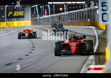 Singapur, Singapur. September 2023. 55 SAINZ Carlos (Spa), Scuderia Ferrari SF-23, 04 NORRIS Lando (gbr), McLaren F1 Team MCL60, 63 RUSSELL George (gbr), Mercedes AMG F1 Team W14, 44 HAMILTON Lewis (gbr), Mercedes AMG F1 Team W14, Aktion während des Formel 1 Singapore Grand Prix 2023, 15. Runde der Formel-1-Weltmeisterschaft 2023 vom 15. bis 17. September 2023 auf dem Marina Bay Street Circuit in Singapur - Foto Florent Gooden/DPPI Credit: DPPI Media/Alamy Live News Stockfoto