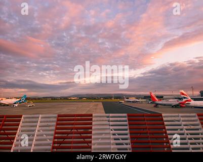 Ein farbenfroher Sonnenaufgang über dem Glasgow International Airport in Schottland Stockfoto