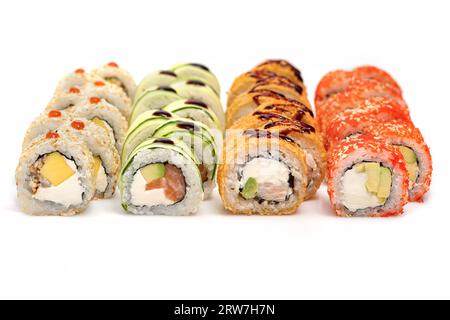 Gemischtes japanisches Sushi-Rollset. Sushi-Brötchen richten selektiven Fokus aus der Nähe ein. Stockfoto