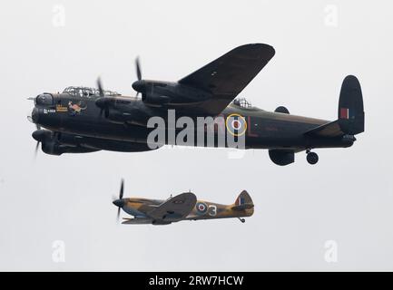 Battle of Britain Memorial Flights Avro Lancaster PA474 and Spitfire MK356 führt eine Ausstellung durch, Duxford Battle of Britain Air Show auf der IWM Duxford, Duxford, Großbritannien, 17. September 2023 (Foto: Cody Froggatt/News Images) Stockfoto