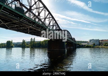 17.500 Personen unterzeichneten eine Petition und protestierten gegen den geplanten Abriss der Eisenbahnbrücke (abgebildet) unter dem Prager Vysehrad, wobei sie auf das b hinwiesen Stockfoto