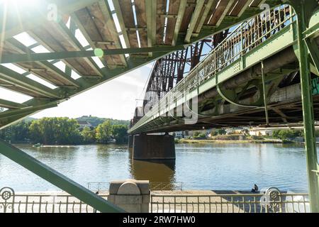 17.500 Personen unterzeichneten eine Petition und protestierten gegen den geplanten Abriss der Eisenbahnbrücke (abgebildet) unter dem Prager Vysehrad, wobei sie auf das b hinwiesen Stockfoto