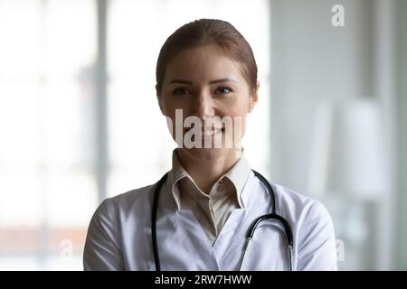 Porträt einer lächelnden Ärztin, die im Krankenhaus posiert Stockfoto