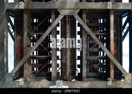 17.500 Personen unterzeichneten eine Petition und protestierten gegen den geplanten Abriss der Eisenbahnbrücke (abgebildet) unter dem Prager Vysehrad, wobei sie auf das b hinwiesen Stockfoto