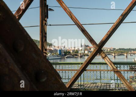 17.500 Personen unterzeichneten eine Petition und protestierten gegen den geplanten Abriss der Eisenbahnbrücke (abgebildet) unter dem Prager Vysehrad, wobei sie auf das b hinwiesen Stockfoto