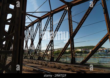 17.500 Personen unterzeichneten eine Petition und protestierten gegen den geplanten Abriss der Eisenbahnbrücke (abgebildet) unter dem Prager Vysehrad, wobei sie auf das b hinwiesen Stockfoto