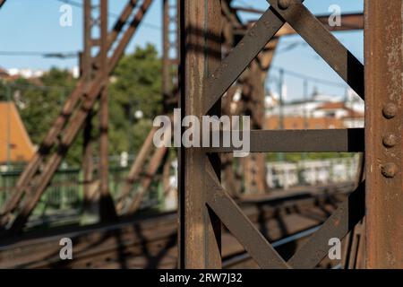 17.500 Personen unterzeichneten eine Petition und protestierten gegen den geplanten Abriss der Eisenbahnbrücke (abgebildet) unter dem Prager Vysehrad, wobei sie auf das b hinwiesen Stockfoto