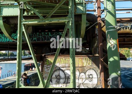 17.500 Personen unterzeichneten eine Petition und protestierten gegen den geplanten Abriss der Eisenbahnbrücke (abgebildet) unter dem Prager Vysehrad, wobei sie auf das b hinwiesen Stockfoto