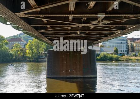 17.500 Personen unterzeichneten eine Petition und protestierten gegen den geplanten Abriss der Eisenbahnbrücke (abgebildet) unter dem Prager Vysehrad, wobei sie auf das b hinwiesen Stockfoto