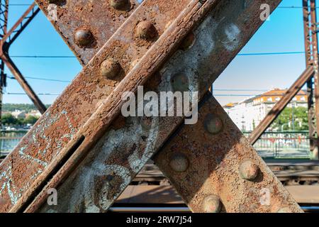 17.500 Personen unterzeichneten eine Petition und protestierten gegen den geplanten Abriss der Eisenbahnbrücke (abgebildet) unter dem Prager Vysehrad, wobei sie auf das b hinwiesen Stockfoto