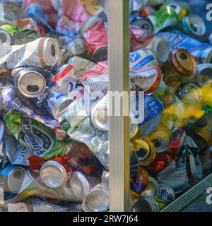 Recycling und Entsorgung gebrauchter und neuer Aluminiumdosen - Moskau, Russland, 05. September 2023 Stockfoto