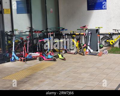 Eintritt in den Kindergarten mit Kinderrollern - Moskau, Russland, 11. Mai 2022 Stockfoto