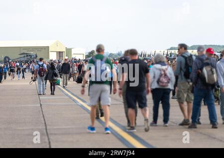 Duxford, Großbritannien. September 2023. Die Zuschauer treffen sich auf dem Fliegerspaziergang, während die Show näher an den Start geht, Duxford Battle of Britain Air Show auf der IWM Duxford, Duxford, Vereinigtes Königreich, 17. September 2023 (Foto: Cody Froggatt/News Images) in Duxford, Vereinigtes Königreich am 17. September 2023. (Foto: Cody Froggatt/News Images/SIPA USA) Credit: SIPA USA/Alamy Live News Stockfoto