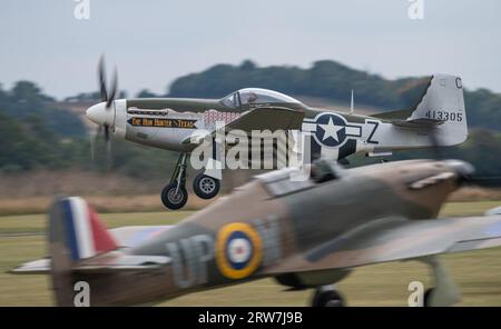 Duxford, Großbritannien. September 2023. P-51D Mustang ''Hun Hunter' kommt nach seiner Ausstellung, Duxford Battle of Britain Air Show auf der IWM Duxford, Duxford, Vereinigtes Königreich, 17. September 2023 (Foto: Cody Froggatt/News Images) in Duxford, Vereinigtes Königreich am 17. September 2023 zurück ins Land. (Foto: Cody Froggatt/News Images/SIPA USA) Credit: SIPA USA/Alamy Live News Stockfoto