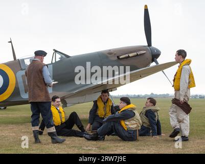 Re Enactors posieren mit Supermarine Spitfire Ia N3200, Duxford Battle of Britain Air Show auf der IWM Duxford, Duxford, Vereinigtes Königreich. September 2023. (Foto von Cody Froggatt/News Images) in Duxford, Großbritannien am 17.09.2023. (Foto: Cody Froggatt/News Images/SIPA USA) Credit: SIPA USA/Alamy Live News Stockfoto