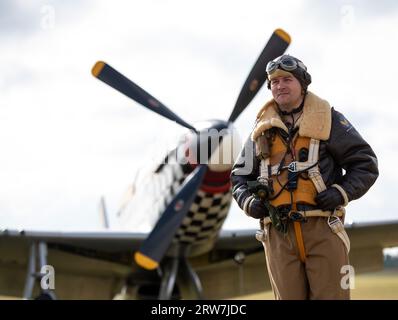 Duxford, Großbritannien. September 2023. Re Enactors posieren vor der P-51D Mustang 'Contrast Mary', Duxford Battle of Britain Air Show auf der IWM Duxford, Duxford, Großbritannien, 17. September 2023 (Foto: Cody Froggatt/News Images) in Duxford, Großbritannien am 17. September 2023. (Foto: Cody Froggatt/News Images/SIPA USA) Credit: SIPA USA/Alamy Live News Stockfoto