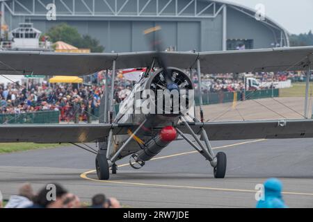 Duxford, Großbritannien. September 2023. Navy Wings Swordfish W5856 „City of Leeds“ Taxi ist vor der Ausstellung, Duxford Battle of Britain Air Show auf der IWM Duxford, Duxford, Großbritannien, 17. September 2023 (Foto: Cody Froggatt/News Images) in Duxford, Großbritannien am 17. September 2023. (Foto: Cody Froggatt/News Images/SIPA USA) Credit: SIPA USA/Alamy Live News Stockfoto