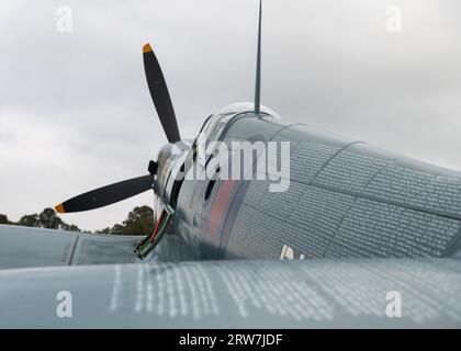 Duxford, Großbritannien. September 2023. Spitfire PL983 „L“ Better Knows as the NHS Spitfire sits waiting ahead the Show, Duxford Battle of Britain Air Show at IWM Duxford, Duxford, Vereinigtes Königreich, 17. September 2023 (Foto: Cody Froggatt/News Images) in Duxford, Vereinigtes Königreich am 17. September 2023. (Foto: Cody Froggatt/News Images/SIPA USA) Credit: SIPA USA/Alamy Live News Stockfoto