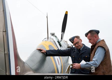 Re Enactors posieren mit Supermarine Spitfire Ia N3200, Duxford Battle of Britain Air Show auf der IWM Duxford, Duxford, Vereinigtes Königreich. September 2023. (Foto von Cody Froggatt/News Images) in Duxford, Großbritannien am 17.09.2023. (Foto: Cody Froggatt/News Images/SIPA USA) Credit: SIPA USA/Alamy Live News Stockfoto