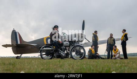 Duxford, Großbritannien. September 2023. Re Enactors posieren vor der Supermarine Spitfire Ia N3200, Duxford Battle of Britain Air Show auf der IWM Duxford, Duxford, Vereinigtes Königreich, 17. September 2023 (Foto: Cody Froggatt/News Images) in Duxford, Vereinigtes Königreich am 17. September 2023. (Foto: Cody Froggatt/News Images/SIPA USA) Credit: SIPA USA/Alamy Live News Stockfoto