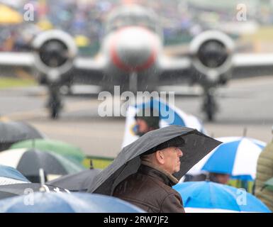 Duxford, Großbritannien. September 2023. Trotz des Wetters sehen die Zuschauer weiterhin die Duxford Battle of Britain Air Show auf der IWM Duxford, Duxford, Großbritannien, 17. September 2023 (Foto: Cody Froggatt/News Images) in Duxford, Großbritannien am 17. September 2023. (Foto: Cody Froggatt/News Images/SIPA USA) Credit: SIPA USA/Alamy Live News Stockfoto