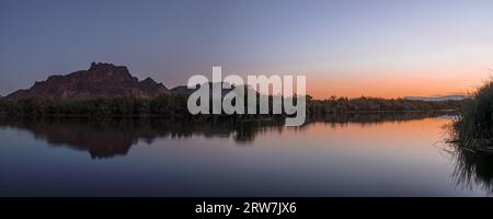 Sonnenaufgang Am Unteren Salt River Stockfoto