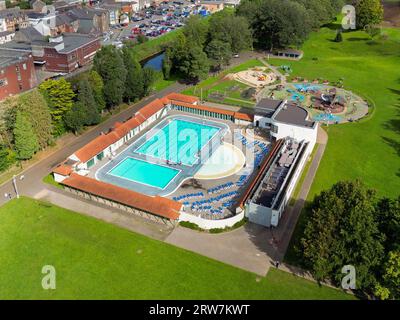 Pontypridd, Wales - 12. September 2023: Blick auf den lido-Swimmingpool im Ynysangharad Park. Stockfoto