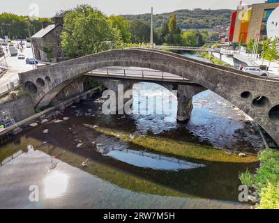 Pontypridd, Wales - 12. September 2023: Blick auf die historische Old Bridge der Stadt über den Fluss Taff. Stockfoto