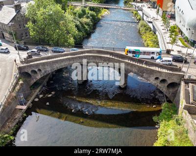 Pontypridd, Wales - 12. September 2023: Blick auf die historische Old Bridge der Stadt über den Fluss Taff. Stockfoto